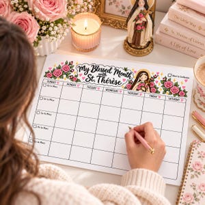 Puede incluir: Un calendario mensual de papel blanco titulado My Blessed Month with St. Thérèse, con ilustraciones de rosas rosadas, un dibujo de Santa Teresita y casillas para Go to Mass y Went to Confession, con una mano sosteniendo un bolígrafo rosa.