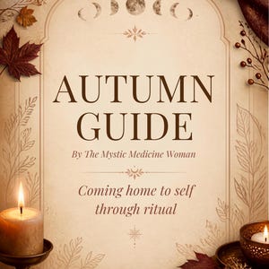 Op de afbeelding: Een rechthoekig document met de titel AUTUMN GUIDE By The Mystic Medicine Woman Coming home to self through ritual. De rand bevat maanfasen, herfstbladeren en bessen. Een brandende kaars en een stapel boeken zijn zichtbaar.