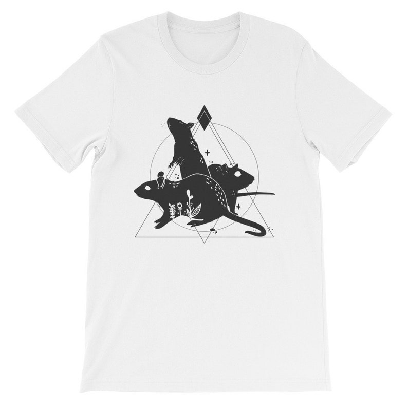 K&ouml;nnte beinhalten: Ein wei&szlig;es T-Shirt mit einem schwarz-wei&szlig;en Grafikdesign von drei Ratten in einem geometrischen Muster. Die Ratten sind silhouettiert und scheinen in einer dreieckigen Formation zu sein.