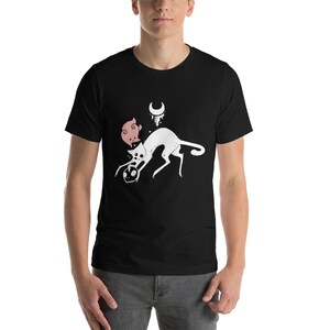 K&ouml;nnte beinhalten: Ein schwarzes T-Shirt mit einem wei&szlig;en Motiv eines Katers, der einen Sch&auml;del mit einem kleinen rosa Schwein auf dem Kopf h&auml;lt. Die Katze befindet sich unter einem Halbmond.