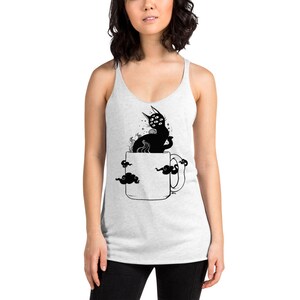 Pu&ograve; includere: Un top bianco a spalline con un'illustrazione in bianco e nero di un gatto con pi&ugrave; occhi seduto in una tazza da caff&egrave;. Il gatto &egrave; circondato da nuvole.