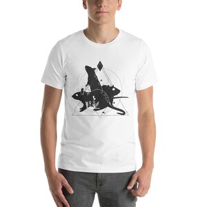 K&ouml;nnte beinhalten: Wei&szlig;es T-Shirt mit einem schwarz-wei&szlig;en Grafikdesign von drei Ratten in einem geometrischen Dreieck.