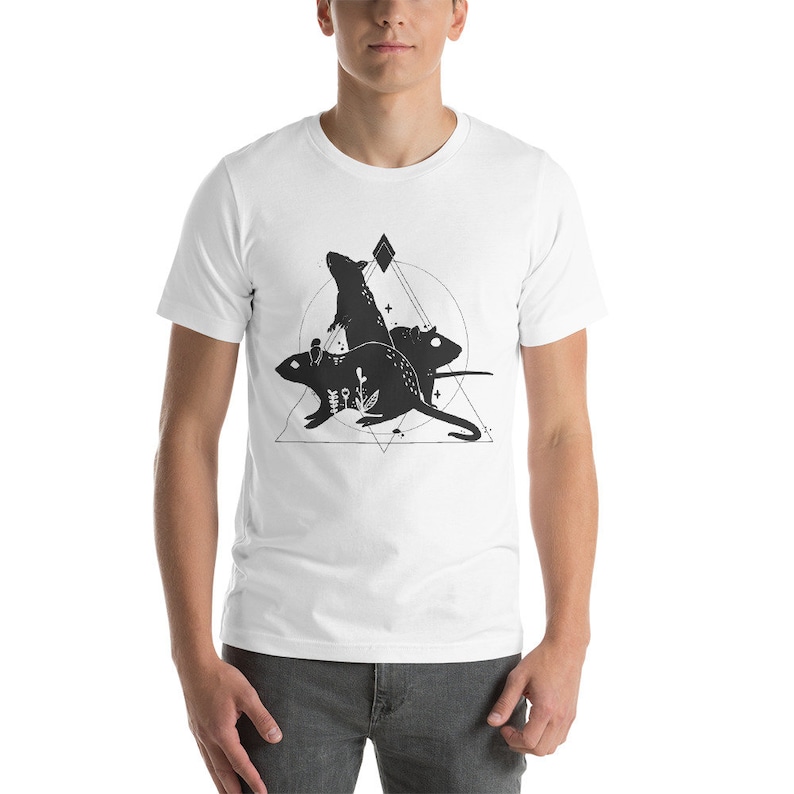 K&ouml;nnte beinhalten: Wei&szlig;es T-Shirt mit einem schwarz-wei&szlig;en Grafikdesign von drei Ratten in einem geometrischen Dreieck.