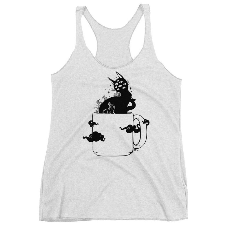 Pu&ograve; includere: Un top bianco a canotta con un'illustrazione in bianco e nero di un gatto con pi&ugrave; occhi seduto in una tazza da caff&egrave;. Il gatto &egrave; circondato da nuvole.