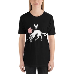 K&ouml;nnte beinhalten: Schwarzes T-Shirt mit einem wei&szlig;en Grafikdruck eines Katers mit einem Sch&auml;del im Maul und einem rosafarbenen Schweinekopf auf seinem Kopf. Die Katze befindet sich unter einem Halbmond.