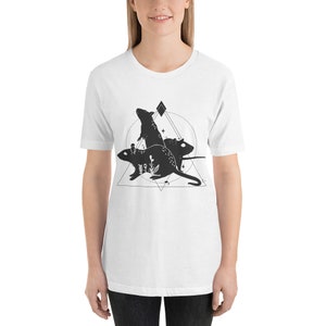 K&ouml;nnte beinhalten: Wei&szlig;es T-Shirt mit einer schwarz-wei&szlig;en Grafik von drei Ratten in einem geometrischen Design.