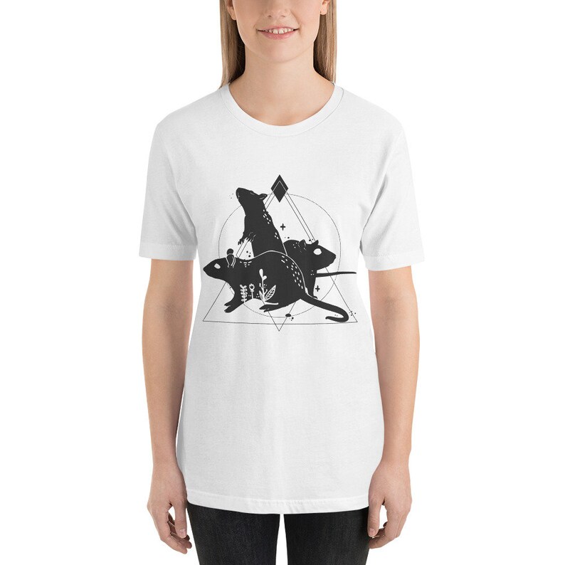 K&ouml;nnte beinhalten: Wei&szlig;es T-Shirt mit einer schwarz-wei&szlig;en Grafik von drei Ratten in einem geometrischen Design.