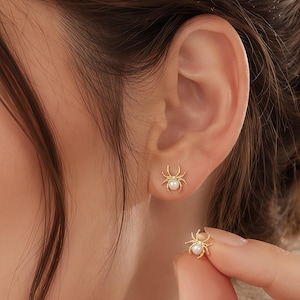Spider Stud Earring, Gold Spider Cartilage Earring, Tiny Halloween Stud, Gothic Ear Piercing Jewelry, Dainty Bug Earring, Gift for Her
