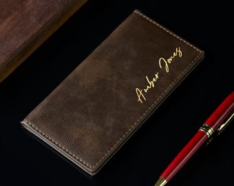 Spersonalizowana skórzana okładka na czek, spersonalizowany portfel na czek, smukła okładka na czek, prezent dla drużby, prezent na rocznicę, prezent dla pary