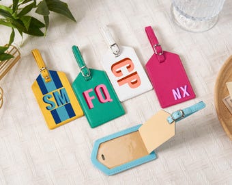 Benutzerdefinierte Monogramm Gepäckanhänger | Personalisierte Leder Reise-Accessoire | Benutzerdefinierte Initialen & Farbe Travel Tag | Brautjungfer Geschenk | Hochzeitsgeschenk