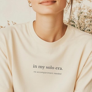 In My Solo Era T-shirt | Unisex minimalistisk musiktröja, oberoende artisttröja, estetiskt citat-topp, ingen ackompanjemangsgåva bild 1