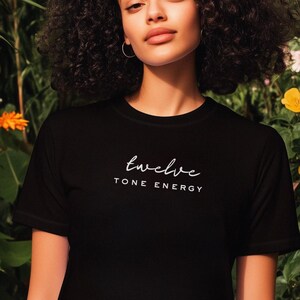 Tolvtonsenergi-t-shirt | Unisex 12-tonsmusiktröja, serialismhumor-tröja, minimalistisk avantgarde-kläder, Schönberg-inspirerad kompositörsgåva