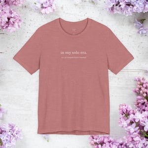 In My Solo Era T-shirt | Unisex minimalistisk musiktröja, oberoende artisttröja, estetiskt citat-topp, ingen ackompanjemangsgåva Heather Mauve