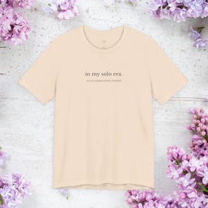 In My Solo Era T-shirt | Unisex minimalistisk musiktröja, oberoende artisttröja, estetiskt citat-topp, ingen ackompanjemangsgåva Soft Cream