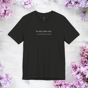 In My Solo Era T-shirt | Unisex minimalistisk musiktröja, oberoende artisttröja, estetiskt citat-topp, ingen ackompanjemangsgåva Black Heather