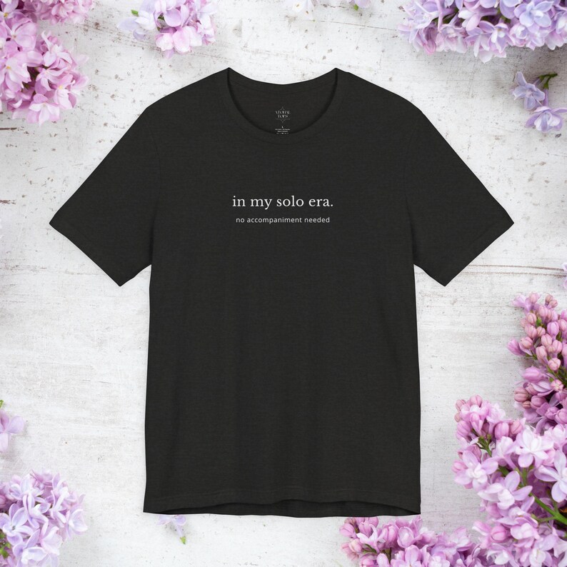 In My Solo Era T-shirt | Unisex minimalistisk musiktröja, oberoende artisttröja, estetiskt citat-topp, ingen ackompanjemangsgåva Black Heather