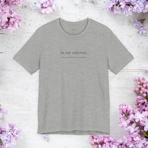 In My Solo Era T-shirt | Unisex minimalistisk musiktröja, oberoende artisttröja, estetiskt citat-topp, ingen ackompanjemangsgåva Athletic Heather