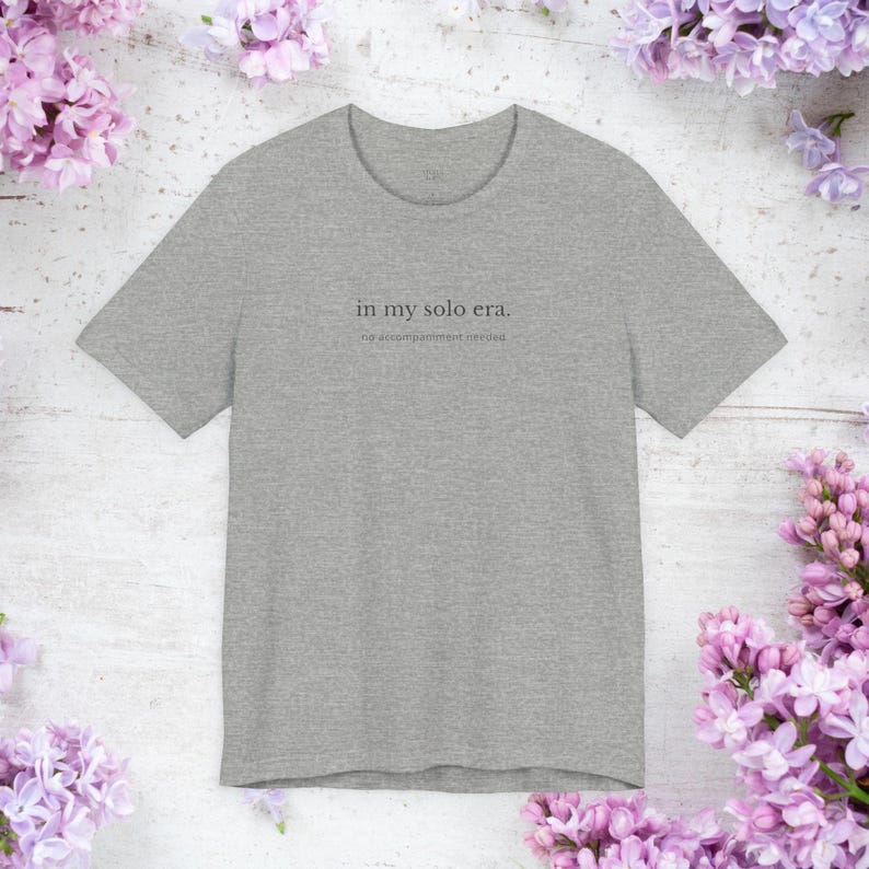 In My Solo Era T-shirt | Unisex minimalistisk musiktröja, oberoende artisttröja, estetiskt citat-topp, ingen ackompanjemangsgåva Athletic Heather
