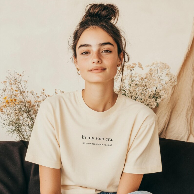 In My Solo Era T-shirt | Unisex minimalistisk musiktröja, oberoende artisttröja, estetiskt citat-topp, ingen ackompanjemangsgåva bild 1