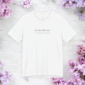 In My Solo Era T-shirt | Unisex minimalistisk musiktröja, oberoende artisttröja, estetiskt citat-topp, ingen ackompanjemangsgåva White