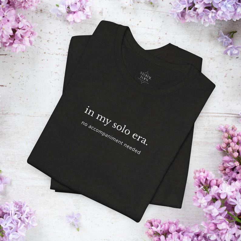 In My Solo Era T-shirt | Unisex minimalistisk musiktröja, oberoende artisttröja, estetiskt citat-topp, ingen ackompanjemangsgåva bild 9