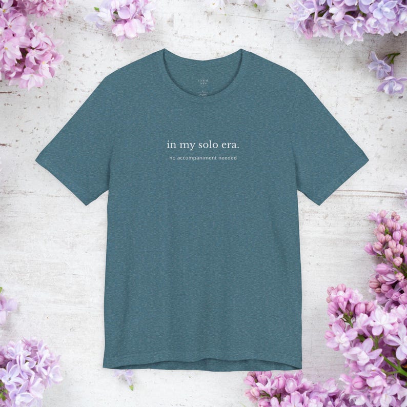 In My Solo Era T-shirt | Unisex minimalistisk musiktröja, oberoende artisttröja, estetiskt citat-topp, ingen ackompanjemangsgåva Heather Deep Teal