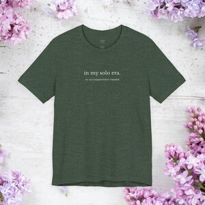 In My Solo Era T-shirt | Unisex minimalistisk musiktröja, oberoende artisttröja, estetiskt citat-topp, ingen ackompanjemangsgåva Heather Forest