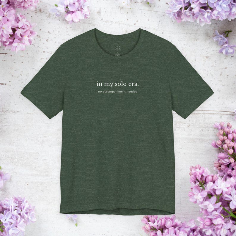 In My Solo Era T-shirt | Unisex minimalistisk musiktröja, oberoende artisttröja, estetiskt citat-topp, ingen ackompanjemangsgåva Heather Forest