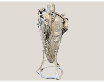 Vaso alto argentato in stile Art Nouveau: elegante pezzo decorativo vintage