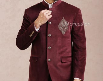 Puede incluir: Una blazer de terciopelo burdeos con cuello mandarín y botones plateados. La chaqueta presenta un diseño bordado en el pecho y se lleva sobre una camisa blanca. El texto "URcreasion" es visible.