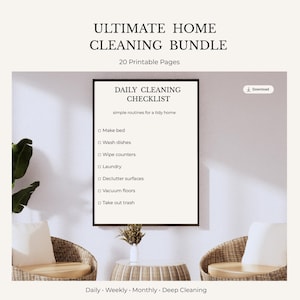 Pode incluir: Uma impressão emoldurada com o texto "ULTIMATE HOME CLEANING BUNDLE" e "DAILY CLEANING CHECKLIST". A lista de verificação inclui tarefas como fazer a cama e lavar a louça. A imagem está definida em uma sala de tons neutros com cadeiras de vime.