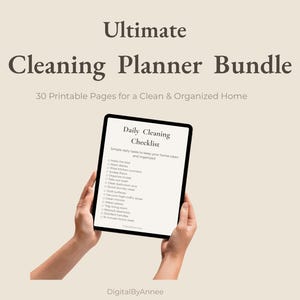 Pode incluir: Um pacote de planejador de limpeza digital com o texto "Ultimate Cleaning Planner Bundle" e "30 páginas imprimíveis para uma casa limpa e organizada". Um tablet exibe uma lista de verificação de limpeza diária.