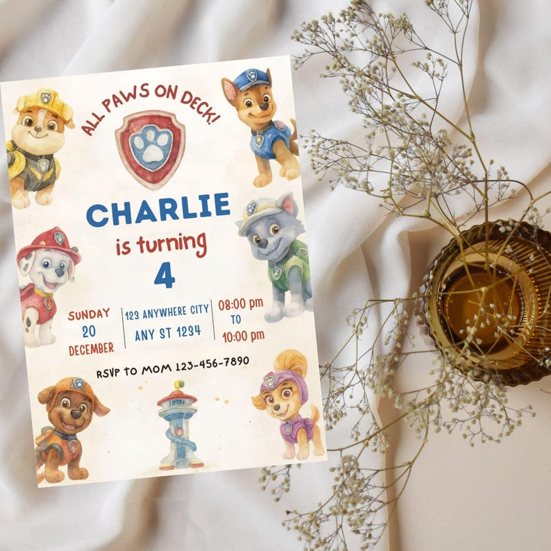 以下が含まれることがあります： 「All Paws on Deck!」と「Charlie is turning 4」の文字が入った、パウ・パトロールのキャラクターが描かれたカスタム招待状。パーティーの日時と場所、RSVPの電話番号が記載されています。