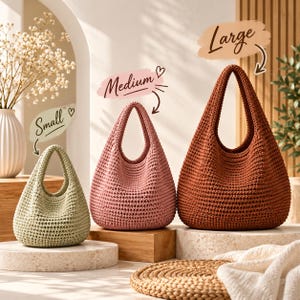 Può includere: Tre borse all'uncinetto di diverse dimensioni e colori. La borsa piccola è verde salvia, quella media è rosa polvere e quella grande è color terracotta. Ogni borsa presenta un manico singolo e un motivo a maglia testurizzato, con etichette Small, Medium, Large.
