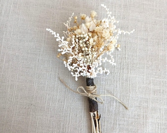 Ramo de flores secas, tonos blanco y crema, prendedor floral rústico, accesorio de boda hecho a mano.