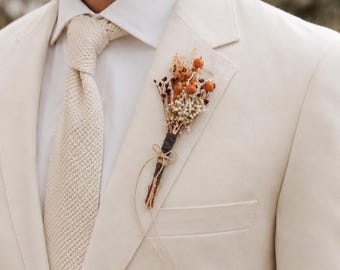 bottoniera fiori stabilizzati toni autunnali, spilla floreale fatta a mano per matrimonio o battesimo