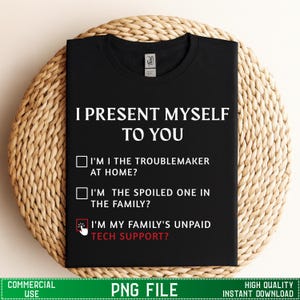 Puede incluir: Camiseta negra con texto blanco: "ME PRESENTO ANTE TI". Debajo, tres afirmaciones con casillas de verificación: "¿SOY EL PROBLEMA EN CASA?" "¿SOY EL CONSENTIDO DE LA FAMILIA?" "¿SOY EL SOPORTE TÉCNICO NO PAGADO DE MI FAMILIA?"