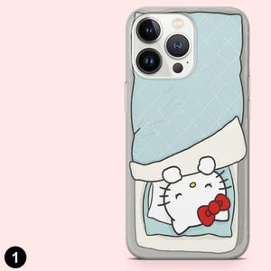 Puede incluir: Funda transparente para tel&eacute;fono con un dise&ntilde;o de dibujos animados de Hello Kitty. El dise&ntilde;o muestra a Hello Kitty en una manta azul con ribete blanco y un lazo rojo. La funda est&aacute; dise&ntilde;ada para un smartphone.