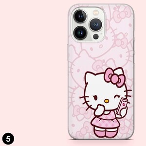 Op de afbeelding: Transparante telefoonhoes met een roze achtergrond en een herhalend patroon van strikken en Hello Kitty-gezichten. De hoes heeft een Hello Kitty-afbeelding met een telefoon. Het personage draagt een roze jurk en strik.