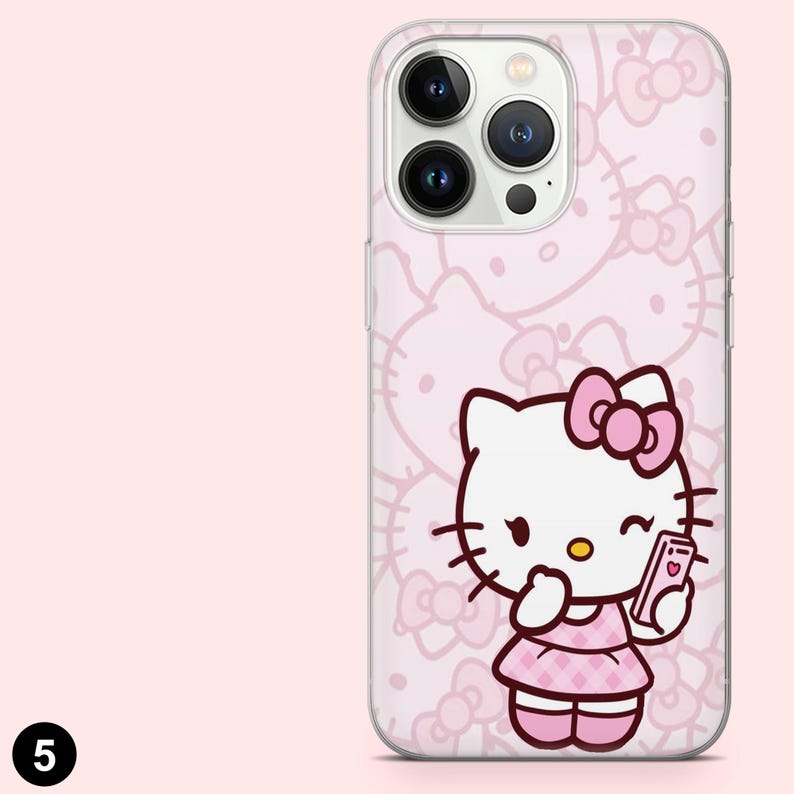 Op de afbeelding: Transparante telefoonhoes met een roze achtergrond en een herhalend patroon van strikken en Hello Kitty-gezichten. De hoes heeft een Hello Kitty-afbeelding met een telefoon. Het personage draagt een roze jurk en strik.