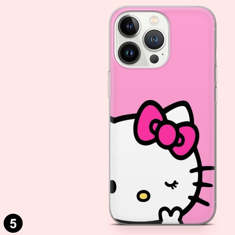 Puede incluir: Funda de tel&eacute;fono rosa con dise&ntilde;o de Hello Kitty. La funda tiene un borde transparente y un fondo rosa. El gr&aacute;fico de Hello Kitty incluye un lazo rosa, bigotes negros y una nariz amarilla.