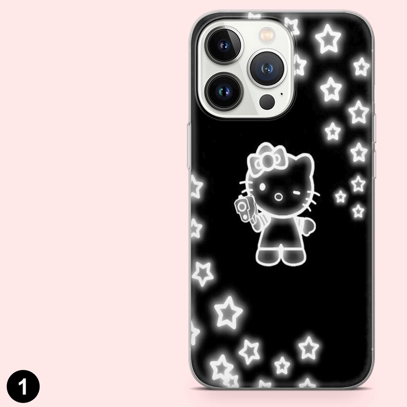 Op de afbeelding: Zwarte telefoonhoes met een witte neon-stijl illustratie van een cartoonkat die een pistool vasthoudt, omringd door witte sterren. De hoes heeft een doorzichtige rand en een camera-uitsparing.