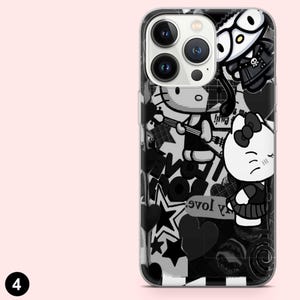 Op de afbeelding: Zwart-witte telefoonhoes met een collage van stripfiguren, sterren, harten en tekst. De hoes bevat afbeeldingen van een kat die gitaar speelt, een kat met een strik en een personage met een bril.