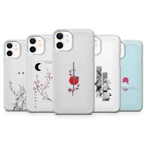 Peut inclure: Ensemble de cinq coques de téléphone avec des motifs d'inspiration japonaise. Les coques présentent des graphiques variés, notamment des fleurs de cerisier, un croissant de lune, une épée avec un soleil rouge et un paysage de montagne. Les coques sont principalement blanches.