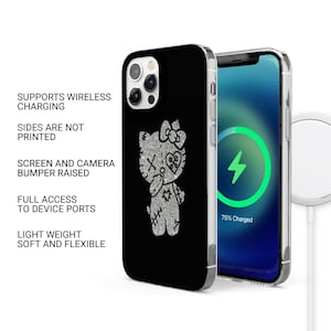 Puede incluir: Funda de tel&eacute;fono negra con un dise&ntilde;o de Hello Kitty plateado con purpurina. La pantalla del tel&eacute;fono muestra un s&iacute;mbolo de carga. El texto en la funda dice: Admite carga inal&aacute;mbrica, Los lados no est&aacute;n impresos, Parachoques de pantalla y c&aacute;mara elevados, Acceso completo a los puertos del dispositivo, Ligero, suave y flexible.