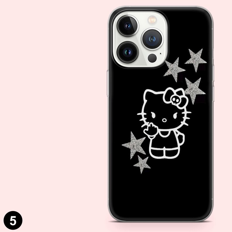 Op de afbeelding: Zwarte telefoonhoes met een wit cartoon kat ontwerp en zilveren glitter sterren. De hoes heeft een transparante rand en een uitsparing voor de camera. Het ontwerp is een populair stripfiguur.