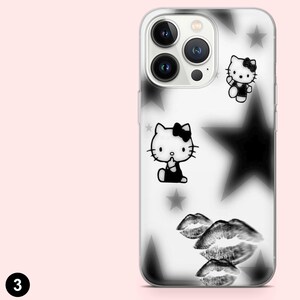 Op de afbeelding: Transparante telefoonhoes met een zwart-wit ontwerp. De hoes heeft een patroon van sterren, Hello Kitty-personages en lipafdrukken. De telefoonhoes is ontworpen voor een smartphone.