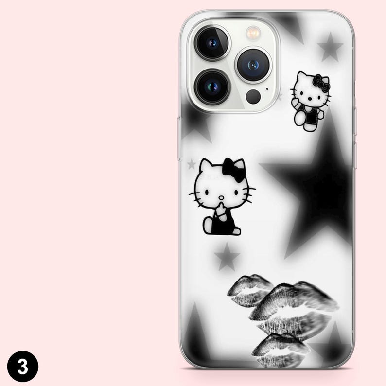 Op de afbeelding: Transparante telefoonhoes met een zwart-wit ontwerp. De hoes heeft een patroon van sterren, Hello Kitty-personages en lipafdrukken. De telefoonhoes is ontworpen voor een smartphone.