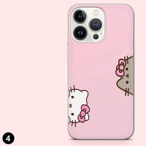 Puede incluir: Funda de tel&eacute;fono rosa con un dise&ntilde;o de Hello Kitty blanco y un gato Pusheen gris. La funda tiene un borde transparente y un recorte para la c&aacute;mara. Hello Kitty tiene un lazo rosa y Pusheen tiene un lazo rosa. El fondo es de color rosa liso.