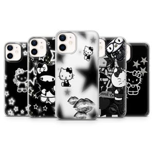 Op de afbeelding: Een verzameling van vijf telefoonhoesjes met zwart-witte ontwerpen. De hoesjes tonen verschillende afbeeldingen, waaronder sterren, het iconische Hello Kitty-personage en lipafdrukken. De hoesjes zijn ontworpen voor een smartphone.
